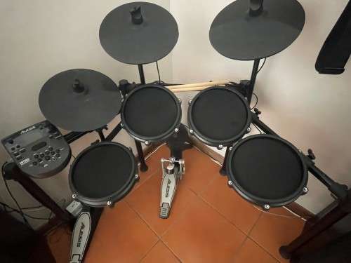 Alesis Nitro Mesh Kit Eight-Piece Electronic Drum Kit with drummers chair - Black