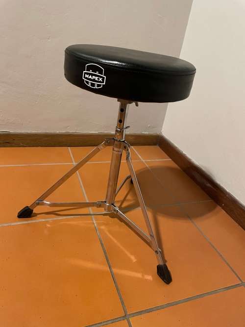 Alesis Nitro Mesh Kit Eight-Piece Electronic Drum Kit with drummers chair - Black