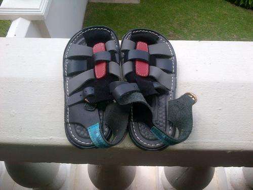 excellent condition boys size 8 leather walkmates shoes (used only once)