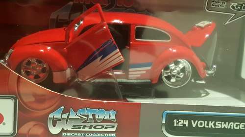 DIE CAST MAISTO  VOLKSWAGEN BEETLE 1 : 24.MINT UNOPENED