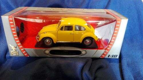 DIE CAST VOLKSWAGEN 1967 --ROAD SIGNATURE YELLOW  1;18 BOXED