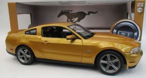 Ford Mustang GT 2010 gold 1/18 Greenlight NEW+boxed  #8054 instant wheels