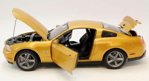 Ford Mustang GT 2010 gold 1/18 Greenlight NEW+boxed  #8054 instant wheels