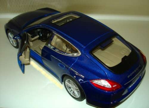 Porsche Panamera Turbo 2009 blue-met 1/18 Maisto NEW+boxed  #8952 instant wheels