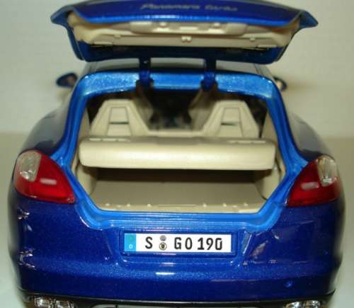 Porsche Panamera Turbo 2009 blue-met 1/18 Maisto NEW+boxed  #8952 instant wheels