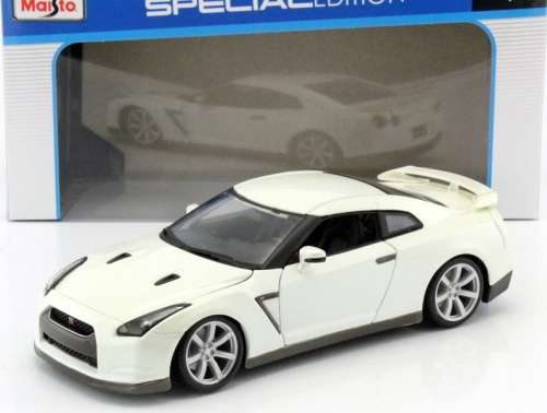 Nissan GT-R  coupe 2009 white-met 1:24 Maisto NEW+boxed  #2094 instant wheels