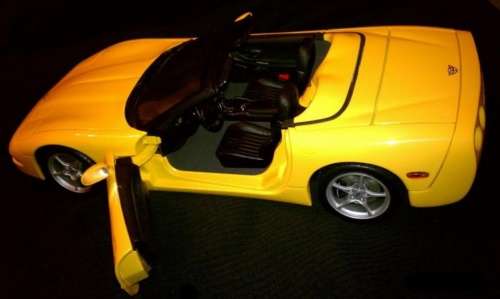 Chevrolet Corvette C5 convertible 1997 yellow 1/24 Bburago NEW+boxed  #2096 instant wheels