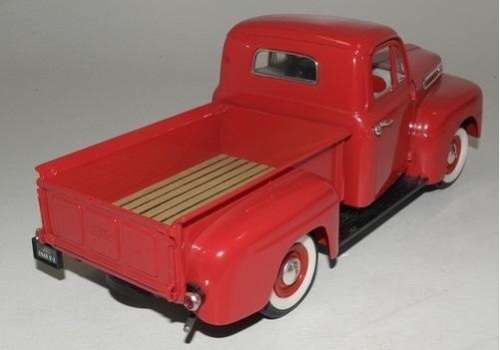 Ford F-1 Pick Up 1948 red w.bak-cover 1/18 Road Signature NEW+boxed  #8976 instant wheels