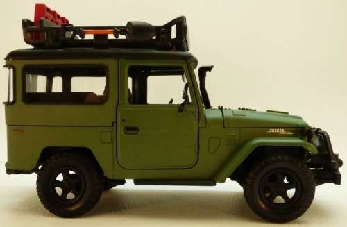 Toyota Land Cruiser FJ40 1976 matte-green 1/24 MotorMax NEW+boxed  #2159 instant wheels