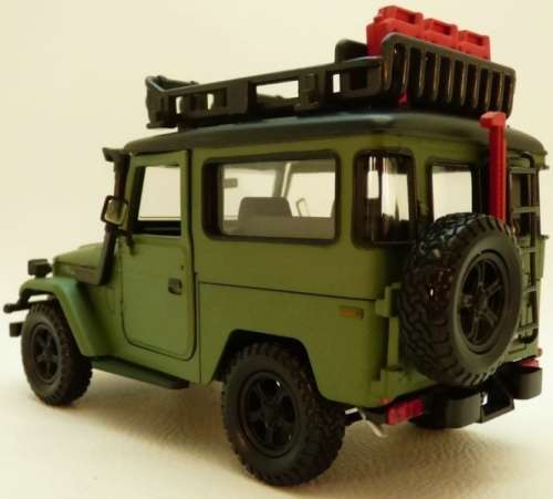 Toyota Land Cruiser FJ40 1976 matte-green 1/24 MotorMax NEW+boxed  #2159 instant wheels