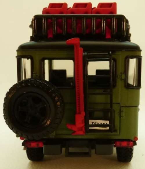 Toyota Land Cruiser FJ40 1976 matte-green 1/24 MotorMax NEW+boxed  #2159 instant wheels