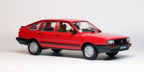 Volkswagen Passat B2 1986 red 1/43 IXO NEWinBlister #4991 instant wheels
