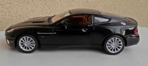 Aston-Martin Vanquish V12 2002 black 1/18 Bburago NEW+boxed  #8961 instant wheels