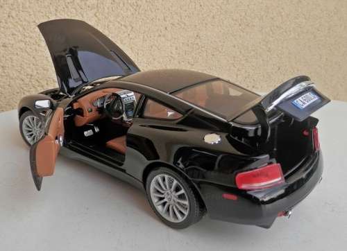 Aston-Martin Vanquish V12 2002 black 1/18 Bburago NEW+boxed  #8961 instant wheels