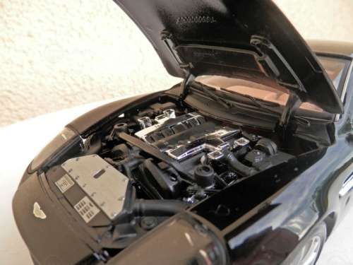 Aston-Martin Vanquish V12 2002 black 1/18 Bburago NEW+boxed  #8961 instant wheels