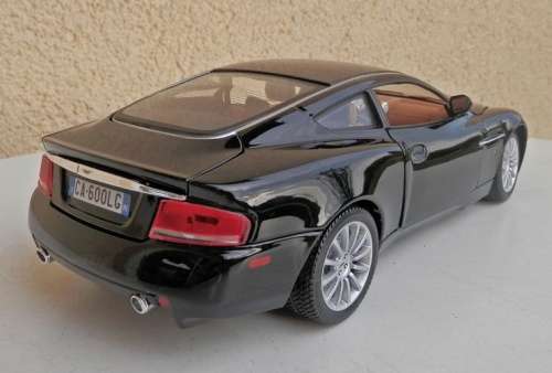 Aston-Martin Vanquish V12 2002 black 1/18 Bburago NEW+boxed  #8961 instant wheels