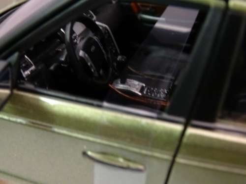 Land Rover Range Rover Sport 2006 khaki-green-met 1/18 Bburago NEW+boxed  #8481 instant wheels