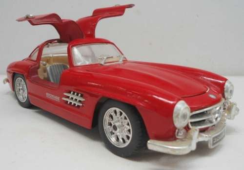 Mercedes-Benz 300 SL Gullwing 1954 red 1/24 Bburago NEW+boxed  #2230 instant wheels