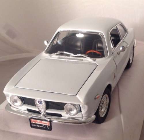 Alfa Romeo Giulia Sprint GTA 1965 white 1/18 RoadSignature NEW+boxed #8956 instant wheels