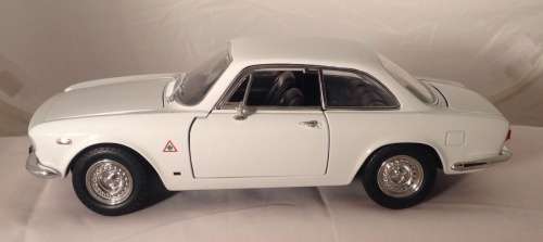 Alfa Romeo Giulia Sprint GTA 1965 white 1/18 RoadSignature NEW+boxed #8956 instant wheels
