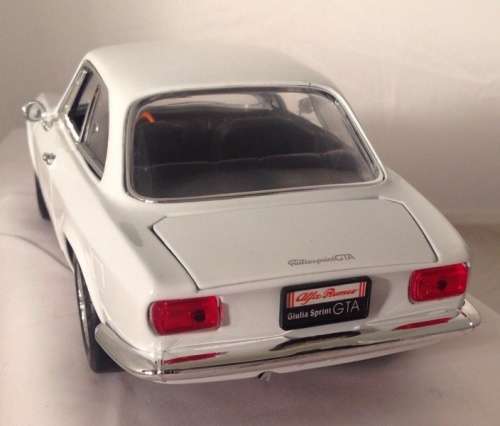 Alfa Romeo Giulia Sprint GTA 1965 white 1/18 RoadSignature NEW+boxed #8956 instant wheels
