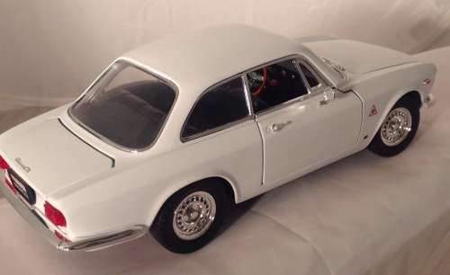 Alfa Romeo Giulia Sprint GTA 1965 white 1/18 RoadSignature NEW+boxed #8956 instant wheels