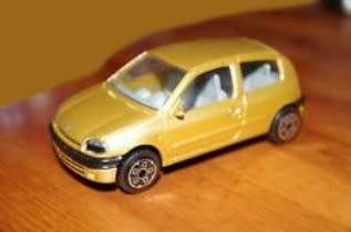 Renault Clio II (phase1/1998) gold 1/43 Bburago NEW+showcased  #5355 instant wheels