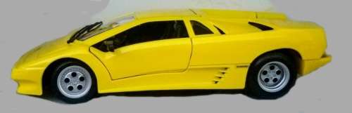 Lamborghini Diablo 1990 yellow 1/24 Maisto NEWinBlister  #2324 instant wheels