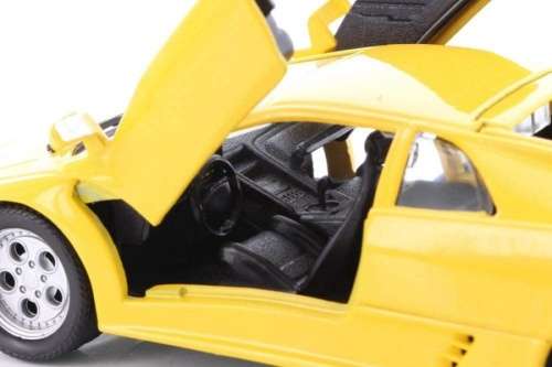 Lamborghini Diablo 1990 yellow 1/24 Maisto NEWinBlister  #2324 instant wheels