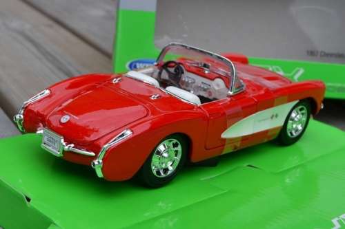 Chevrolet Corvette 1957 red+white 1:24 Welly NEW+boxed  #2238 instant wheels