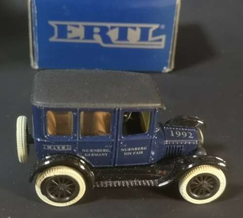 Ford Fourdoor Sedan 1923 blue 1:43 Ertl NEW+boxed #5850 instant wheels - Intnl. Toy Fair 1992