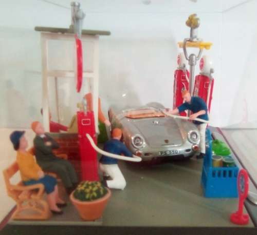 Porsche 550 Spyder 1955 1:43 Service Stn Diorama Cararama NEW+bxd   #5866 instant wheels
