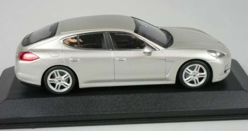 Porsche Panamera turbo 2010 silver beige 1:43 Minichamps NEW+boxed *5970 instant wheels