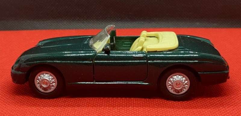 MG RV8 Roaster (open) 1995 green 1:43 Maisto Supercar NEW+boxed #4088 instant wheels