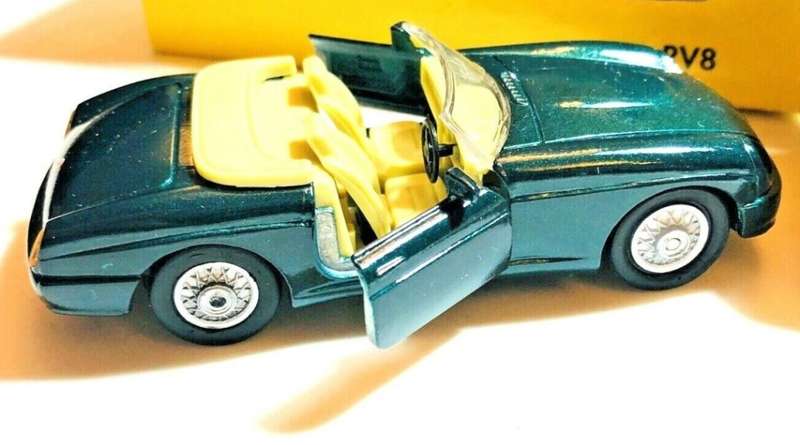 MG RV8 Roaster (open) 1995 green 1:43 Maisto Supercar NEW+boxed #4088 instant wheels