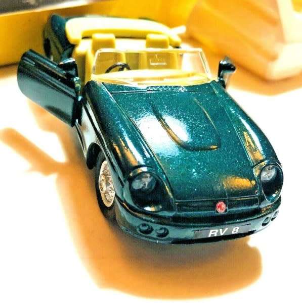 MG RV8 Roaster (open) 1995 green 1:43 Maisto Supercar NEW+boxed #4088 instant wheels