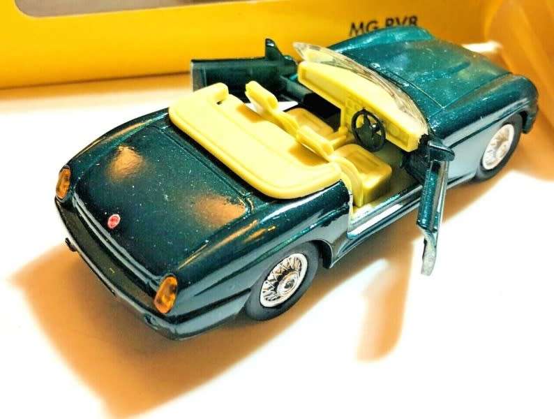 MG RV8 Roaster (open) 1995 green 1:43 Maisto Supercar NEW+boxed #4088 instant wheels