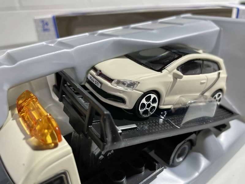 IVECO Transprter loaded w VOLKSWAGEN POLO GTI cream 2022 1:43 Bburago NEW+boxed *5972 instant wheels