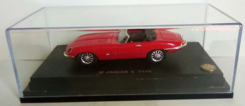 Jaguar `E` Type open convertible 1961 red 1/43 Universal Hobbies NEW+boxed *5977 instant wheels