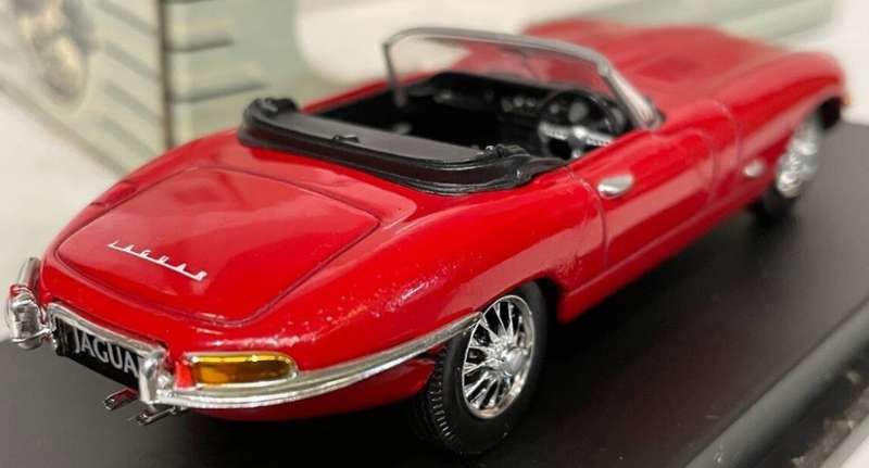 Jaguar `E` Type open convertible 1961 red 1/43 Universal Hobbies NEW+boxed *5977 instant wheels