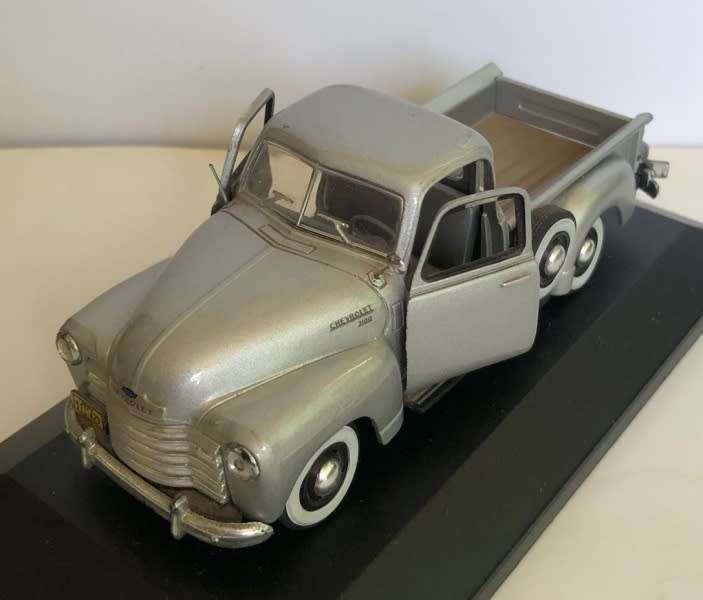 Chevrolet 3100 Pick-Up 1953 silver 1/43 Rd.Signature * NEW+boxed *6004 instant wheels