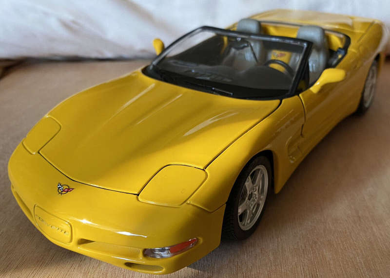 Chevrolet Corvette C5 convertible 1997 yellow 1/24 Bburago NEW+boxed  #2096 instant wheels