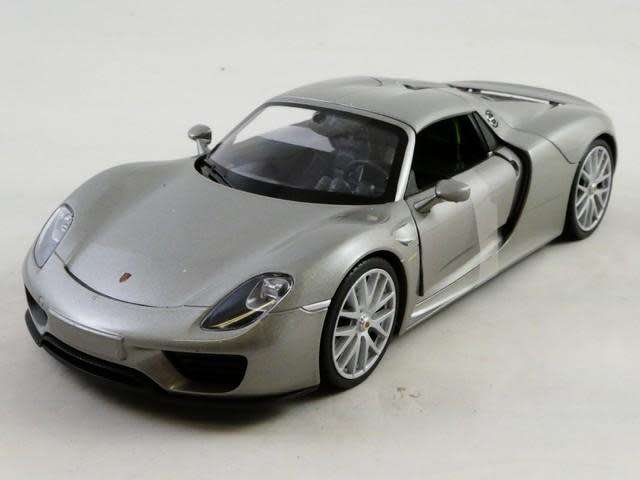 Porsche 918 Spyder (closed) 2015 silver 1/24 Welly NEW+boxed  #2147 instant wheels