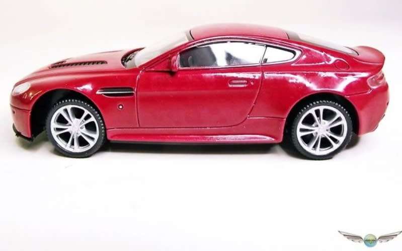Aston Martin V12 Vantage 2009 red 1/43 Welly NEW+boxed #6038 instant wheels