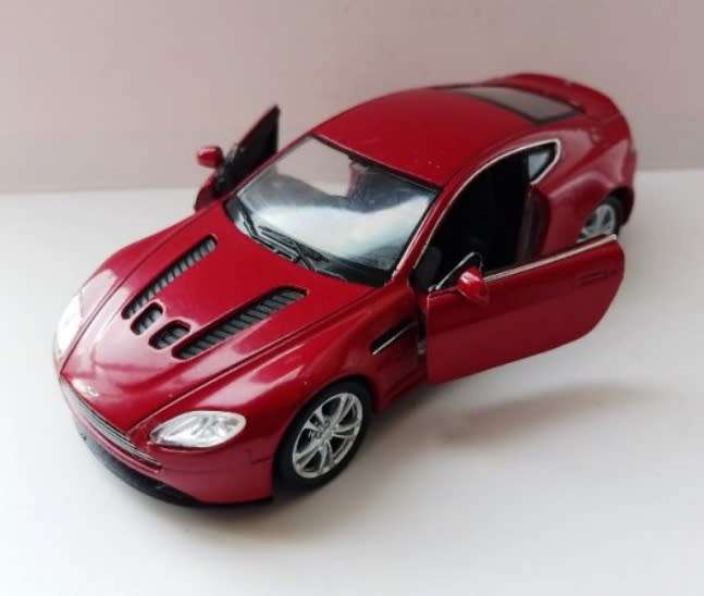 Aston Martin V12 Vantage 2009 red 1/43 Welly NEW+boxed #6038 instant wheels