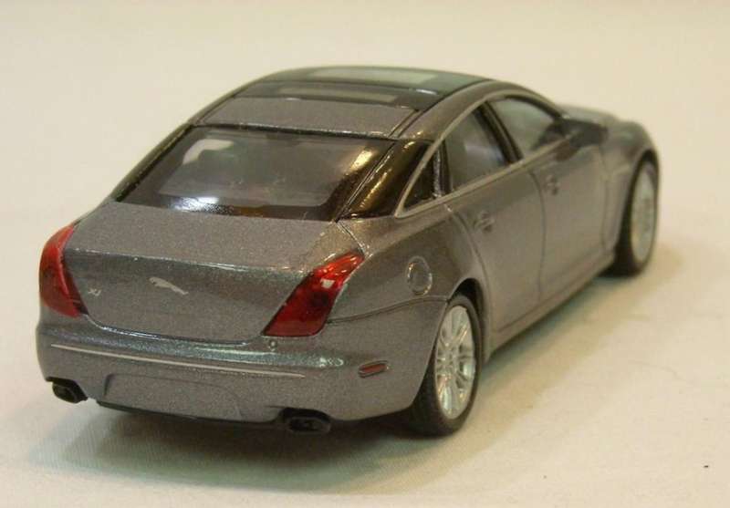 Jaguar XJ 2010 silver 1/43 Welly NEW+boxed #6041 instant wheels