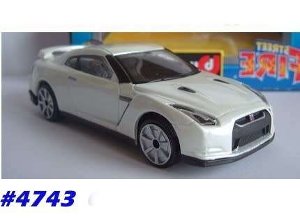 Nissan GT-R 2009 pearl white 1/43 Bburago NEW+boxed #4743 instant wheels