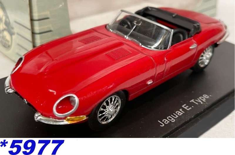 Jaguar `E` Type open convertible 1961 red 1/43 Universal Hobbies NEW+boxed *5977 instant wheels