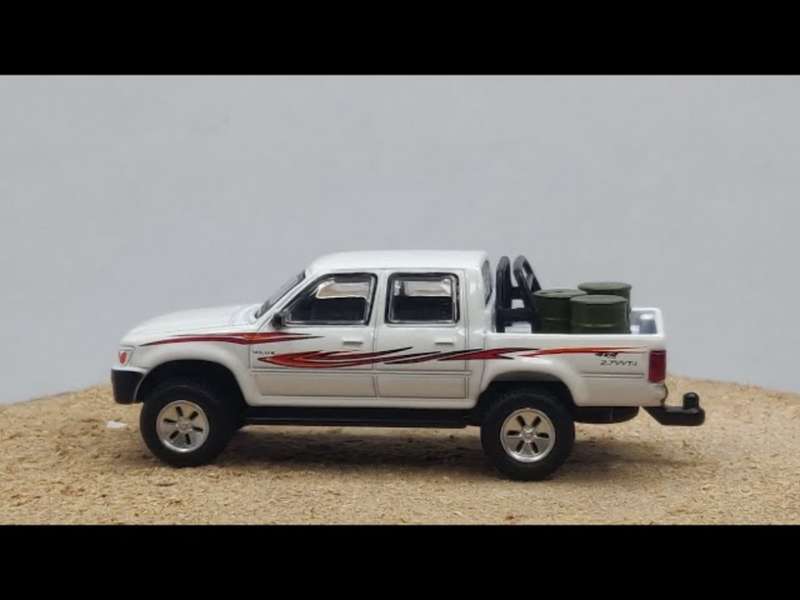 Toyota HiLux 4x4/2400 Dbl.Cab. 1993 white 1/64 JackieM NEW+boxed #6401 instant wheels