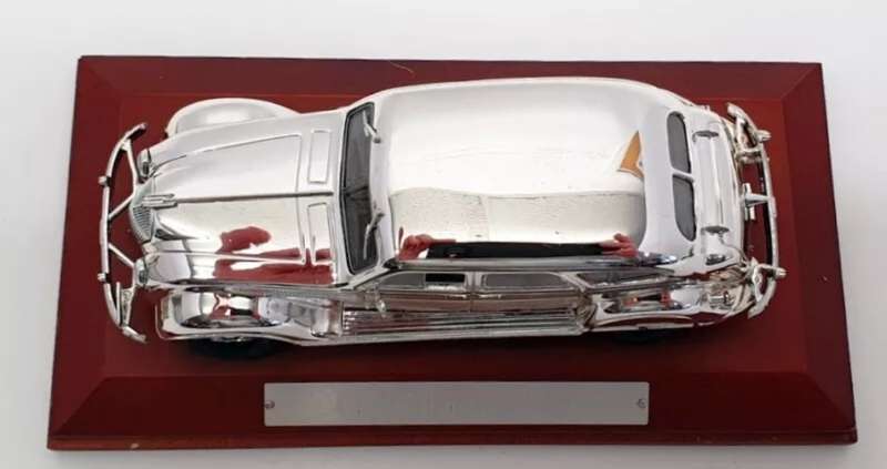 Chrysler Airflow 1934 (Chrome Display Model) 1/43 Atlas NEW+timber-plinth+boxed #6078 instant wheels